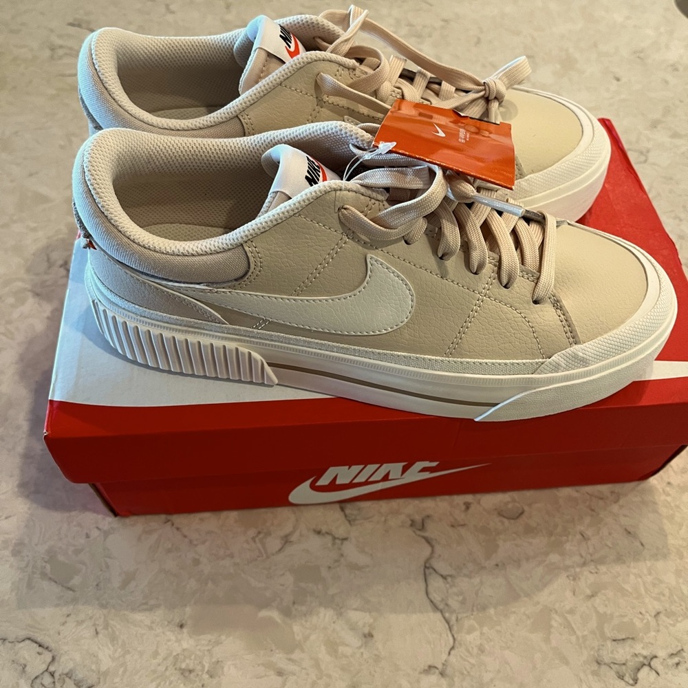 Women’s Nike sneakers size 8.5. Brand new/never worn